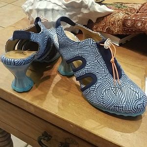 John Fluevog Cosmos 9.5. Unique heel